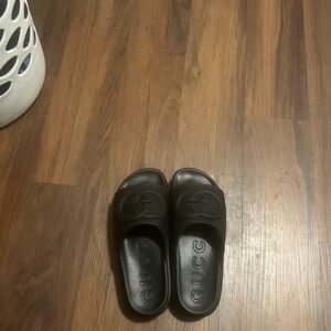 Black Gucci slides goes for 650 but im tryna get 200-375